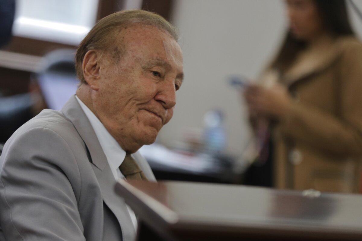 Fiscalía acusa a Rodolfo Hernández y su esposa por irregularidades en campaña La Fiscalía General de la Nación acusó este viernes al excandidato presidencial Rodolfo Hernández Suárez y a su esposa, Socorro Oliveros, por posibles irregularidades en la financiación de la campaña electoral de 2022.