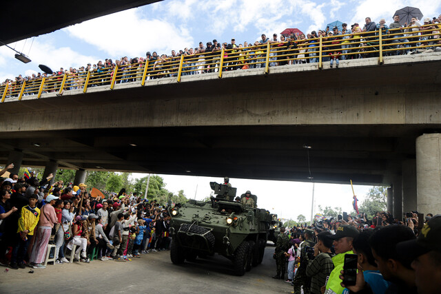 Fuertes críticas a Petro por llegar tarde al desfile del 20 de julio e irse antes de que terminara 1 Fuertes críticas a Petro por llegar tarde al desfile del 20 de julio e irse antes de que terminara El retraso del presidente Gustavo Petro causó indignación entre los ciudadanos.