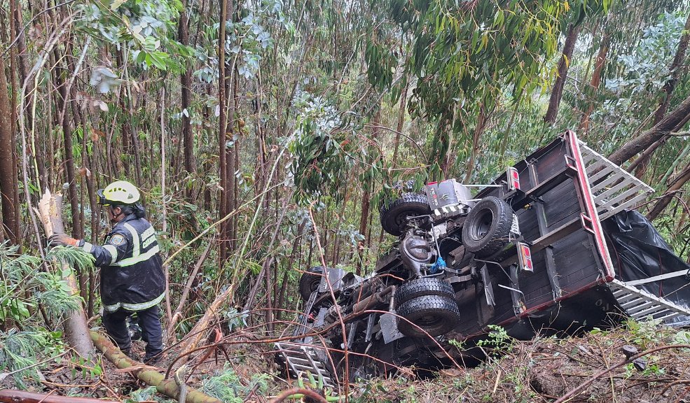 Grave accidente en la vía Tabio- Subachoque: conductor cayó por un precipicio 4 Grave accidente en la vía Tabio- Subachoque: conductor cayó por un precipicio El conductor perdió el control del vehículo y cayó desde una altura aproximada de 120 metros.