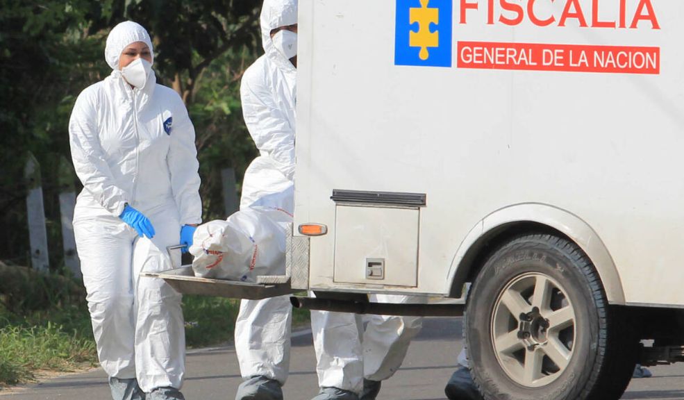 Hallan cadáver atado de pies y manos en un caño: la víctima sería una mujer 4 Hallan cadáver atado de pies y manos en un caño: la víctima sería una mujer Sus tobillos estaban atados con una tela blanca, y la parte superior del cádaver estaba cubierta con una cobija de rayas azules, blancas y lilas.