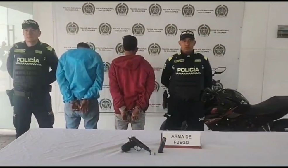 Dos personas capturadas minutos después de asesinar a un hombre en Ciudad Bolívar En el marco de la emoción que embargaba ayer a los ciudadanos en la capital por la final de la Copa América, se presentó un lamentable hecho en la localidad de Ciudad Bolívar. En el barrio Cedritos Sur, un ciudadano fue ultimado con arma de fuego, por dos sujetos que emprendieron la huida en una motocicleta.