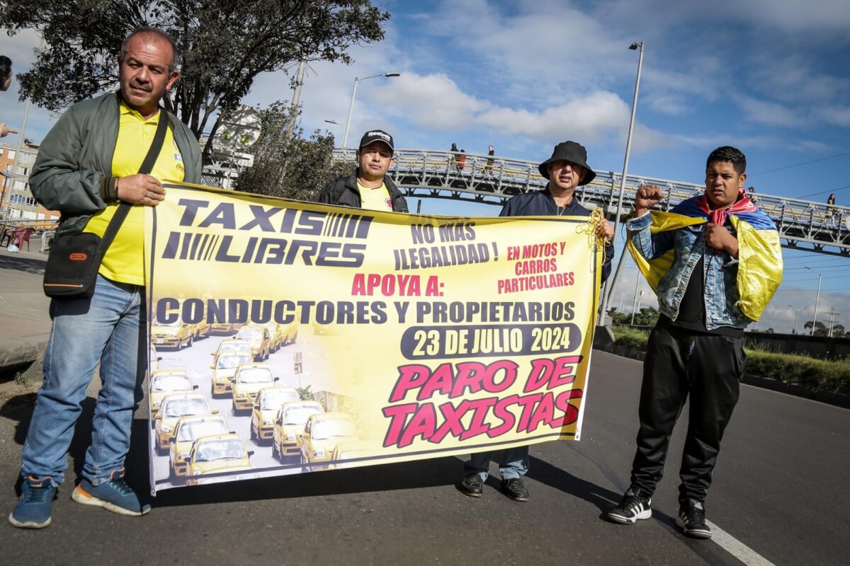 Alcalde de Bogotá advierte a taxistas, pero el paro sigue 1 Alcalde de Bogotá advierte a taxistas, pero el paro sigue El alcalde de Bogotá, Carlos Fernando Galán, ordenó a las autoridades levantar los bloqueos en la ciudad establecidos por grupos de taxistas que se lanzaron este martes en una nueva jornada de protesta en la que reclaman el fin o al menos un modelo de regulación para el transporte mediante plataformas, además de protestar por el alto valor de los combustibles.