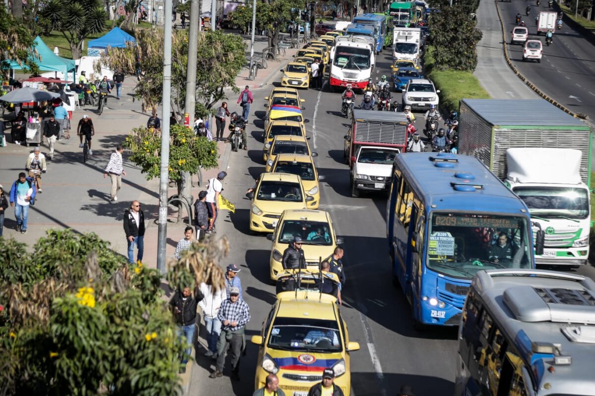 Alcalde de Bogotá advierte a taxistas, pero el paro sigue 2 Alcalde de Bogotá advierte a taxistas, pero el paro sigue El alcalde de Bogotá, Carlos Fernando Galán, ordenó a las autoridades levantar los bloqueos en la ciudad establecidos por grupos de taxistas que se lanzaron este martes en una nueva jornada de protesta en la que reclaman el fin o al menos un modelo de regulación para el transporte mediante plataformas, además de protestar por el alto valor de los combustibles.
