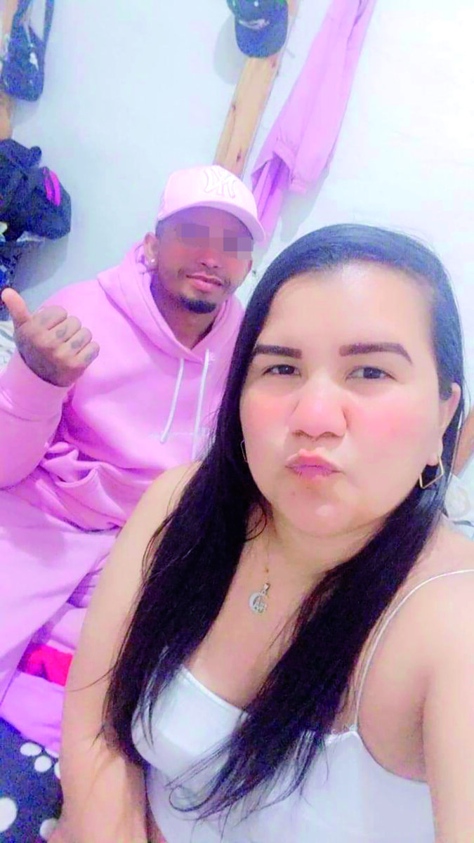 Johana fue vilmente asesinada en su casa: el principal sospechoso es su pareja La brutal y escalofriante muerte de Johana Carolina Sepúlveda Toro, una madre de tres hijos que vivía en el municipio de Chía (Cundinamarca), ha consternado y aterrorizado a sus familiares, ya que su asesino, al parecer, resultó ser su pareja.
