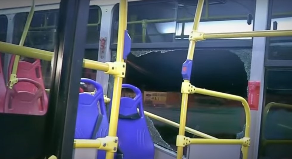 Ladrones intentaron robar a pasajeros de un Sitp e hirieron al conductor en Kennedy 1 Ladrones intentaron robar a pasajeros de un Sitp e hirieron al conductor en Kennedy Los pasajeros del Sitp decidieron defenderse y evitar el robo que fue perpetrado por dos delincuentes en la localidad de Kennedy.