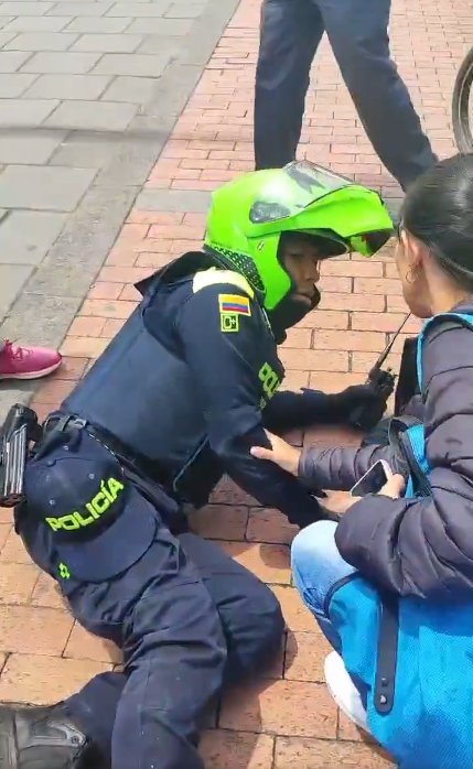 Así despiden a patrullero asesinado en el sur de Bogotá 1 Así despiden a patrullero asesinado en el sur de Bogotá A esta hora en el Centro Religioso de la Policía Nacional es despedido el patrullero Heiner Yoel Loaiza, quien murió luego de recibir un disparo en medio de una balacera en Bogotá.