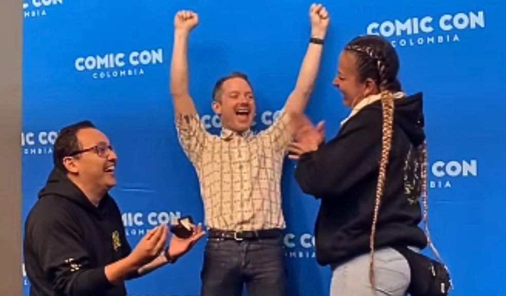 Los anillos lo persiguen: pareja se comprometió enfrente de Elijah Wood en la Comic Con 1 Los anillos lo persiguen: pareja se comprometió enfrente de Elijah Wood en la Comic Con El actor estadounidense fue testigo de un momento que seguramente quedará en la memora de la pareja. Ella dijo que sí, frente al 'portador del anillo'.