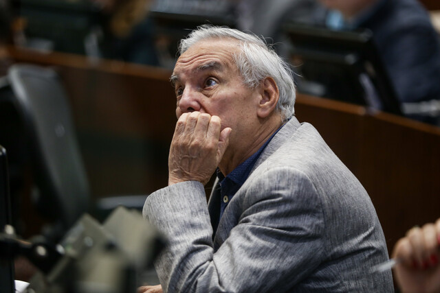 MinHacienda propone decreto para cubrir deuda de 2 billones en energía 1 MinHacienda propone decreto para cubrir deuda de 2 billones en energía El Ministerio de Hacienda publicó este lunes un borrador de decreto para que la Nación asuma una deuda de 2 billones con las empresas de energía. Esta medida permitirá reducir las tarifas de electricidad entre un 4% y un 20% para los hogares de estratos 1, 2 y 3.