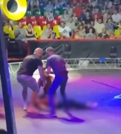 Momento en el que acróbata colombiano muere tras caer de la cuerda floja en Rusia 1 Momento en el que acróbata colombiano muere tras caer de la cuerda floja en Rusia Tras la muerte del acróbata, el Comité de Investigación de Rusia ha iniciado una investigación para determinar si el circo cumplía con las medidas de seguridad adecuadas.