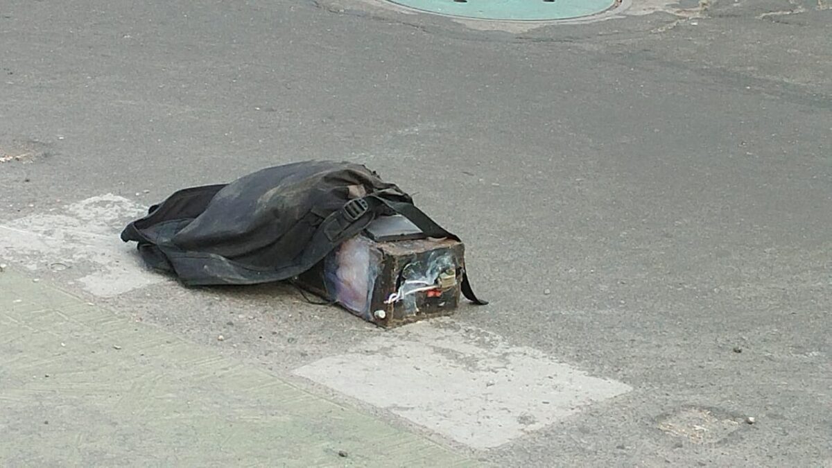 Momento en que un sujeto lanza explosivo a una camioneta de la UNP en Teusaquillo 1 Momento en que un sujeto lanza explosivo a una camioneta de la UNP en Teusaquillo En las últimas horas, salió a luz el video que muestra como un sujeto dejó un explosivo debajo de una camioneta que pertenece al esquema de seguridad de Gabriel Ángel, firmante del Acuerdo de Paz. Así fue como las autoridades controlaron la situación.
