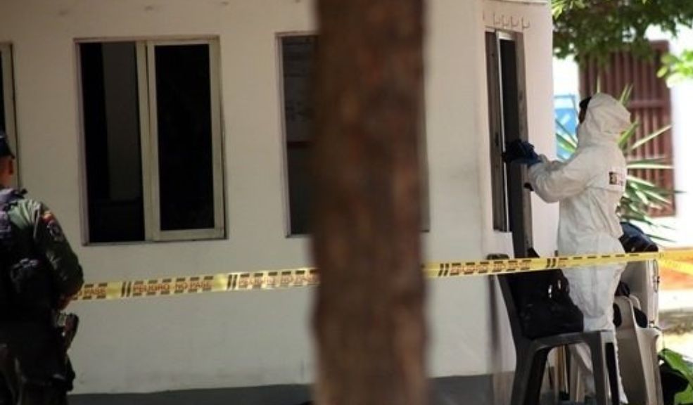 Muerte de policía en CAI habría sido un accidente: se disparó manipulando el arma de su compañero Aunque un suboficial le advirtió que la pistola estaba cargada, el policía Jhoao Navarro la agarró y luego de ponérsela en la cabeza, se le disparó.