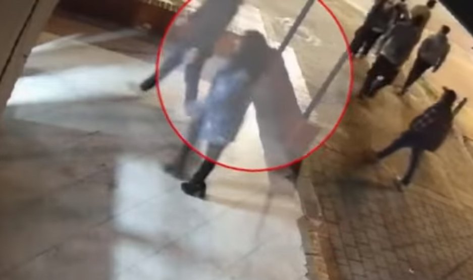 Mujer que droga hombres para robarlos sería la responsable de una muerte en Chapinero 1 Mujer que droga hombres para robarlos sería la responsable de una muerte en Chapinero Tras seguirle el paso y estudiar su modus operandi, Angie Estrada, alias la 'Reina de la Escopolamina', fue capturada y enviada a presión, pues la mujer se dedicaba a robar a los hombres luego de engañarlos y sedarlos. Una de sus víctimas habría fallecido por una sobredosis.