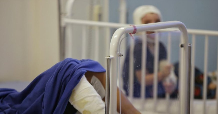 Mujer quemó a su vecina con agua hirviendo porque le hizo un reclamo La presunta agresora fue detenida en flagrancia, pero sólo permaneció 24 horas detenida.