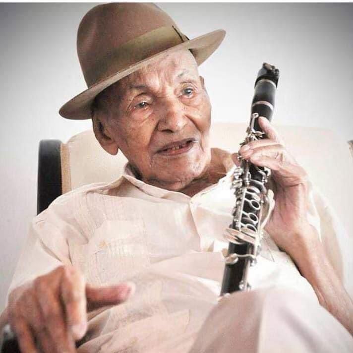 Murió el autor de 'La Pollera Colorá' 1 Murió el autor de 'La Pollera Colorá' Luto en la música colombiana, falleció Juan Madera, compositor de ‘La pollera colorá’, una de las canciones del folclor colombiano más conocidas en el mundo.