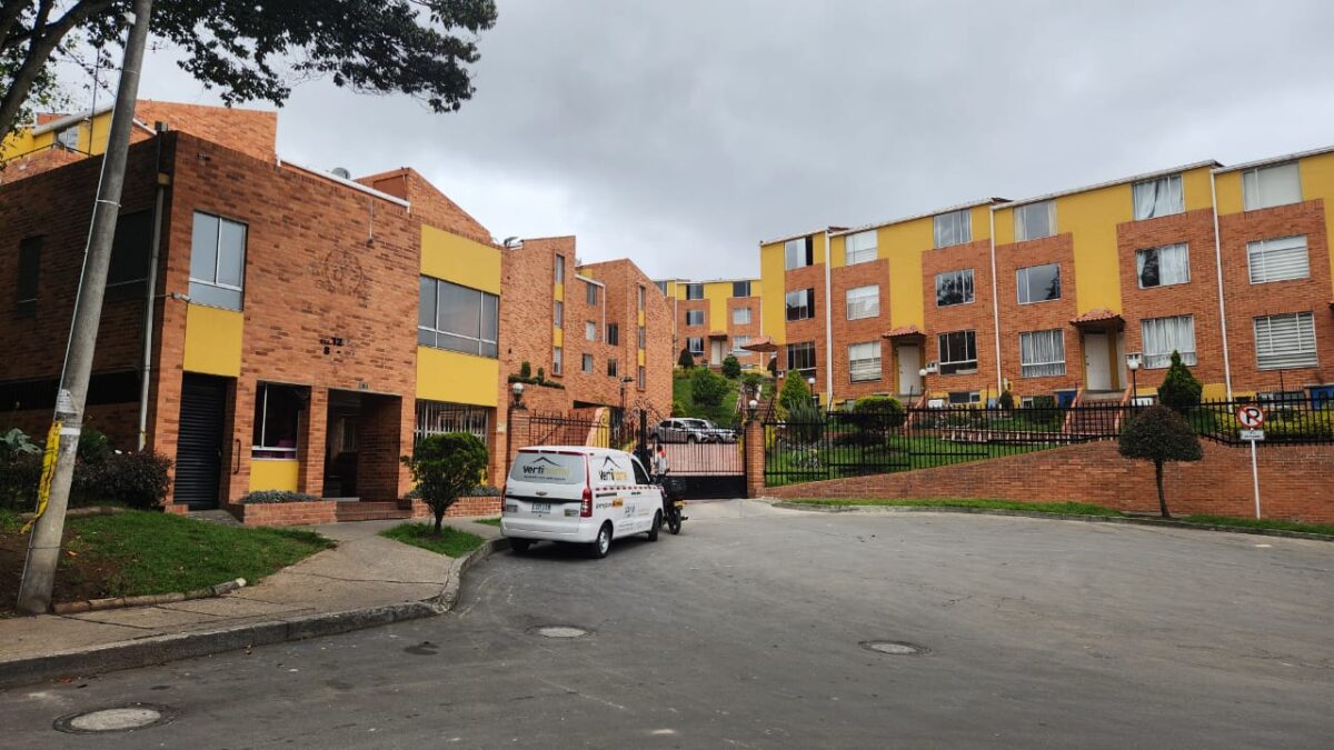 Nueva hipótesis en caso de padre e hija asesinados en Suba 1 Nueva hipótesis en caso de padre e hija asesinados en Suba Continúan saliendo a la luz nuevos detalles del aterrador crimen perpetrado en la localidad de Suba la madrugada de este lunes, en el cual un mayor activo del ejército y su pequeña hija de 7 años habrían sido asesinados por un menor de 14 años.