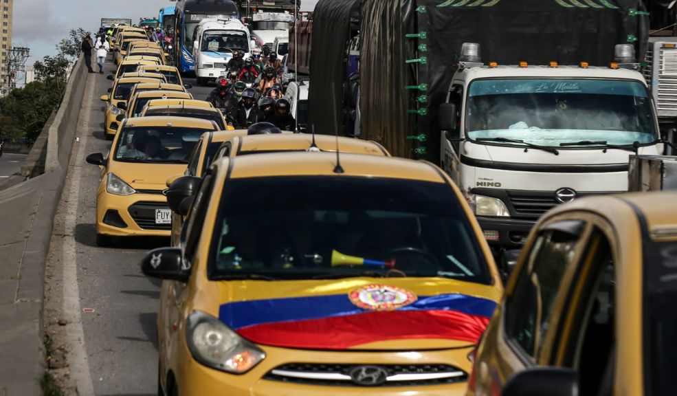 Día de caos en Bogotá y otras ciudades por paro de taxistas 1 Día de caos en Bogotá y otras ciudades por paro de taxistas En varias ciudades del país se vivió una jornada que, aunque se había prometido que sería pacífica, terminó marcada por los bloqueos, los daños a vehículos públicos y privados y la afectación de la movilidad de muchas personas.