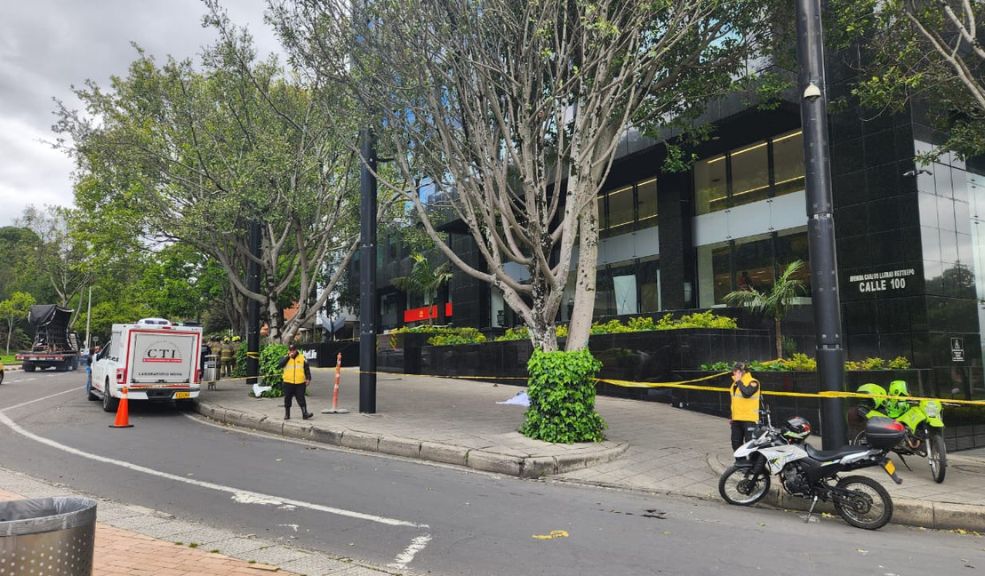 Él era Carlos Martínez, el hombre que murió al caer de edificio de entidad bancaria 1 Él era Carlos Martínez, el hombre que murió al caer de edificio de entidad bancaria Como Carlos Eduardo Martínez Merizalde, de 49 años, fue identificado el hombre quien se desempeñaba como gerente legal del banco Itaú.