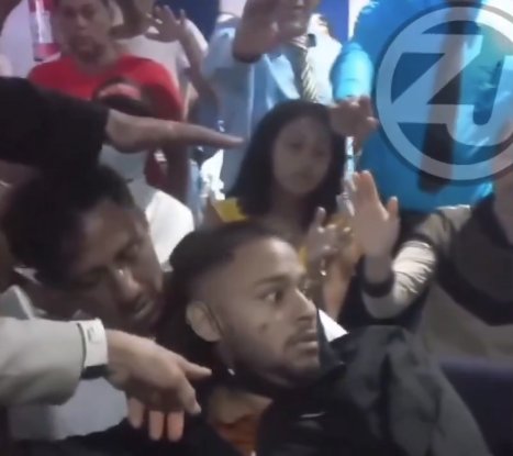 EN VIDEO: Pastor habría "resucitado" a un hombre durante un culto 2 EN VIDEO: Pastor habría "resucitado" a un hombre durante un culto Un video que circula en redes sociales se volvió viral debido a que muestra cómo un pastor habría resucitado a un hombre que murió durante un culto en Cartagena.