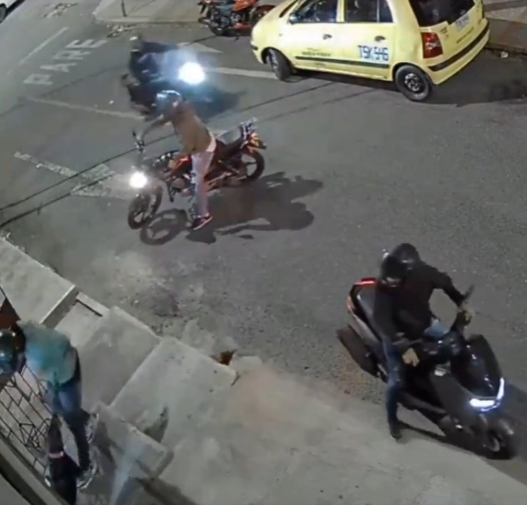 Perrito mordió a sujetos que intentaron robar la moto de su dueña y se hizo viral 1 Perrito mordió a sujetos que intentaron robar la moto de su dueña y se hizo viral Un valiente perro defendió a su dueña de un intento de robo de su moto en Medellín. El canino logró ahuyentar a los ladrones y toda la escena fue captada en video
