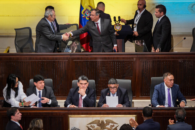 Petro pidió perdón al país por escándalo de corrupción en la UNGRD En un discurso improvisado, que en momentos fue abucheado por sectores de la oposición, el presidente de la República, Gustavo Petro, al instalar el tercer año de sesiones del Congreso, pidió perdón al país por el escándalo de corrupción orquestado en la Unidad Nacional de Gestión de Riesgo y Desastres por Olmedo López.