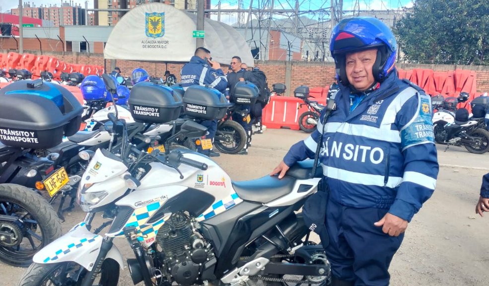 Piden justicia por Ricardo, el agente de transitado que fue arrollado en Bogotá 8 Piden justicia por Ricardo, el agente de transitado que fue arrollado en Bogotá Luego de sufrir un accidente de tránsito el pasado jueves a las 11:30 p.m. en la Avenida Boyacá mientras cubría su turno nocturno, Ricardo Ruíz Moreno, un hombre trabajador y padre de familia, empezó a vivir un calvario. Luego de sufrir un accidente de tránsito el pasado jueves a las 11:30 p.m. en la Avenida Boyacá mientras cubría su turno nocturno, Ricardo Ruíz Moreno, un hombre trabajador y padre de familia, empezó a vivir un calvario.