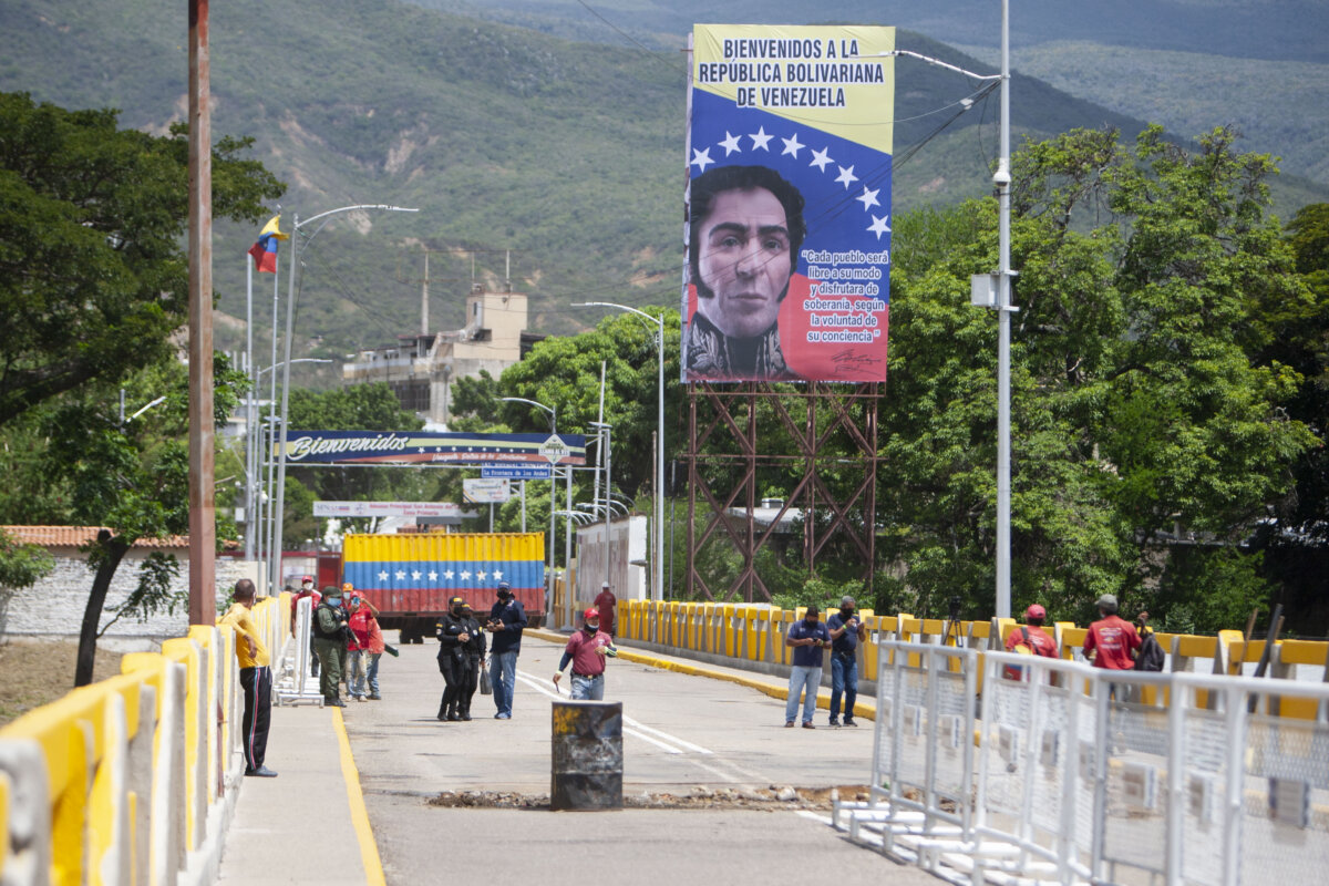Policía y MinDefensa lanzan plan de emergencia en la frontera con Venezuela La Policía y el Ministerio de Defensa lanzaron un plan de emergencia para la frontera con Venezuela, en respuesta a un incremento en las extorsiones y tensiones provocadas por la inestabilidad política en el país vecino tras las cuestionadas elecciones que dieron la victoria al presidente Nicolás Maduro.