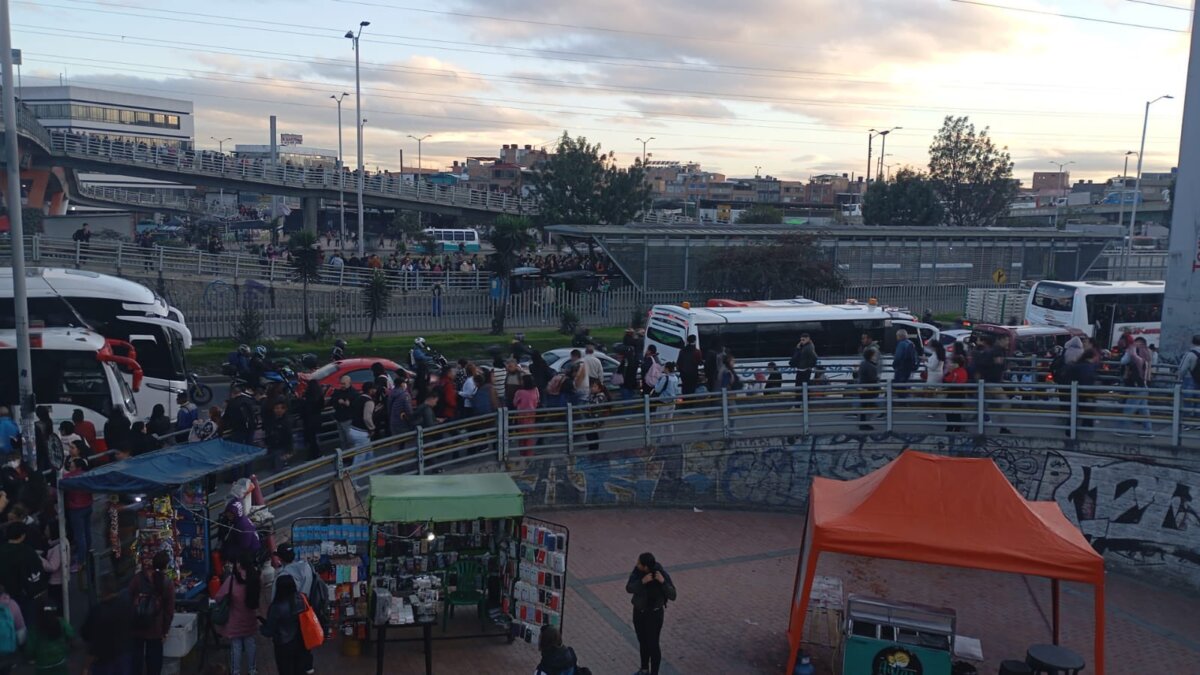 Por paro de taxistas hay afectaciones viales en Usme y Portal 80; Soacha regresó a la normalidad 1 Por paro de taxistas hay afectaciones viales en Usme y Portal 80; Soacha regresó a la normalidad En este momento se presentan manifestaciones en el norte, sur y occidente de Bogotá.