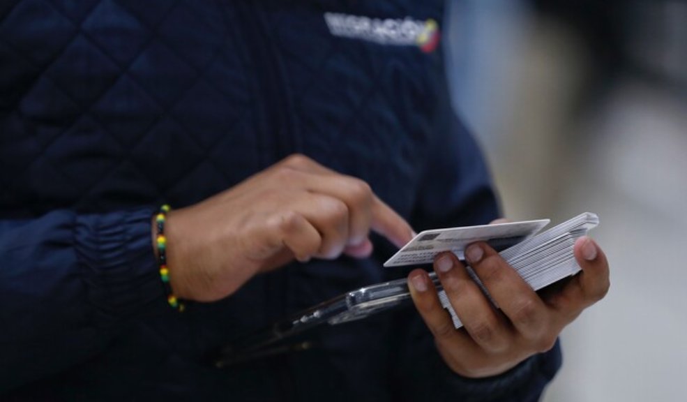 Procuraduría investiga a directivos de Migración por contratos de cédulas 4 Procuraduría investiga a directivos de Migración por contratos de cédulas La Procuraduría General de la Nación abrió este miércoles una investigación disciplinaria contra el director de Migración Colombia, Carlos Fernando García, y el ex gerente general de la Imprenta Nacional, Andrés René Chaves, por presuntas irregularidades en un contrato de $6.600 millones destinados a la impresión de cédulas de extranjería.