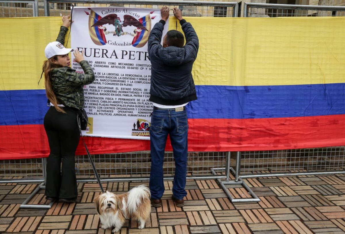 Reservistas de las FF. MM. protestan contra Petro en medio de la celebración del 20 de julio En este momento, militares retirados y algunos ciudadanos protestan en la Plaza de Bolívar en contra del Gobierno Petro. Le contamos cuáles son las razones.