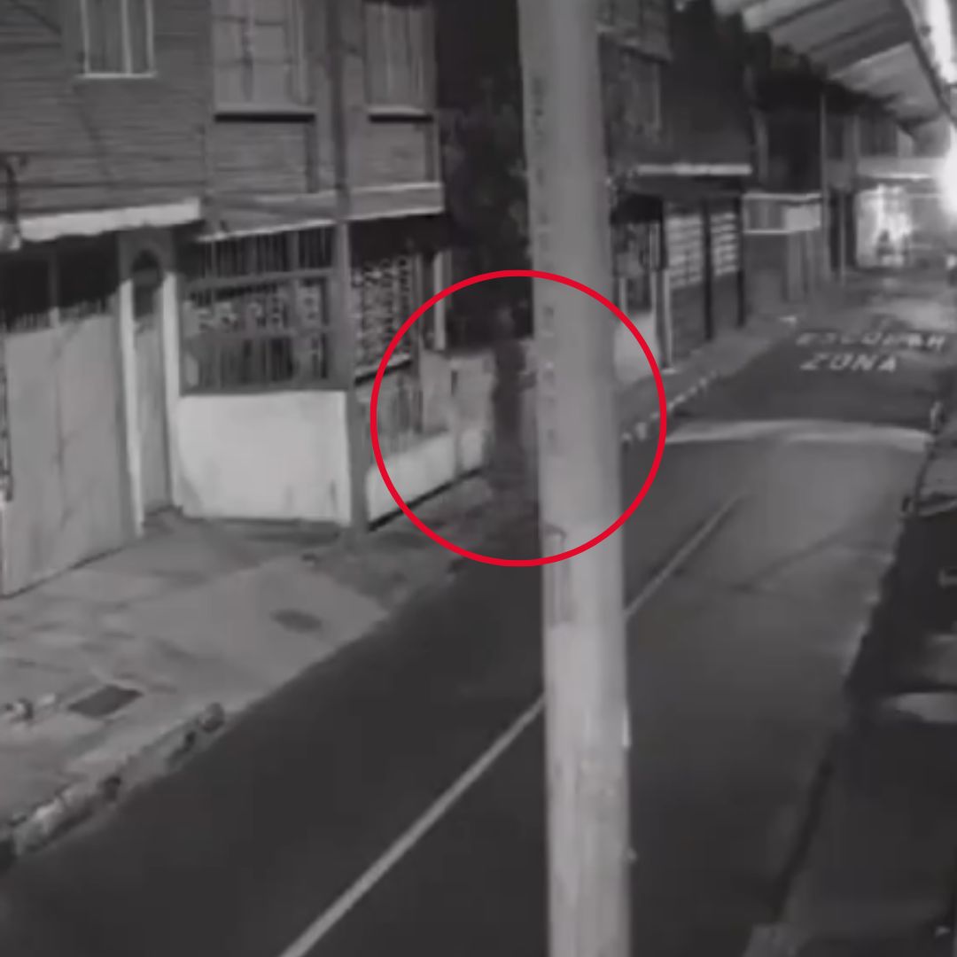 Revelan el momento exacto del intento de atraco a escolta de Laura Sarabia 1 Revelan el momento exacto del intento de atraco a escolta de Laura Sarabia El funcionario recibió un disparo en uno de sus brazos; sin embargo, se encuentra fuera de peligro.