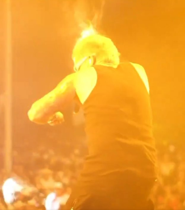 EN VIDEO: Reykon prendió la fiesta en Neiva y terminó en llamas 1 EN VIDEO: Reykon prendió la fiesta en Neiva y terminó en llamas Durante las fiestas de San Pedro y San Pablo en Neiva (Huila), el cantante colombiano fue víctima de los efectos especiales en pleno concierto. Su cabeza se envolvió en llamas.
