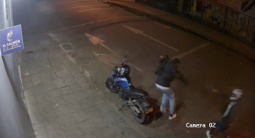 Madre dio detalles del robo del que fue víctima su hijo: lo hirieron con arma de fuego 1 Madre dio detalles del robo del que fue víctima su hijo: lo hirieron con arma de fuego Un joven de 22 años fue víctima de unos delincuentes que, de manera infame, en medio de un intento de hurto le terminaron disparando. Por fortuna, la víctima está viva y hoy puede contar su historia, pero él y su familia piden a las autoridades que capturen a los responsables para que estos no terminen causando una tragedia.