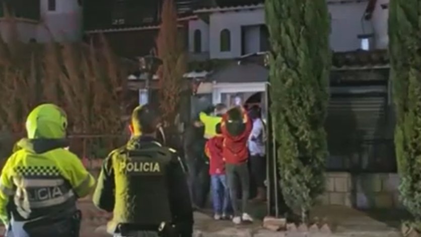 Sellan lujosa mansión por realizar fiestas con menores de edad en Usaquén 1 Sellan lujosa mansión por realizar fiestas con menores de edad en Usaquén Las autoridades realizaron un operativo en 'La Mansión Chicó', en el que encontraron a más de 160 menores de edad participando en fiestas clandestinas.