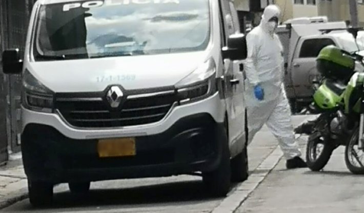 Sujeto asesinó a un hombre y dejó a una mujer herida en un bar de Ciudad Bolívar 1 Sujeto asesinó a un hombre y dejó a una mujer herida en un bar de Ciudad Bolívar Un nuevo crimen se registró en Ciudad Bolívar, esta vez la víctima fue un hombre. Su acompañante resultó gravemente herida.