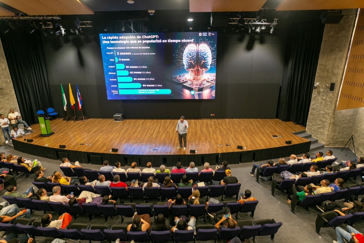 Tecnología, una apuesta contra la pobreza en Colombia 2 Tecnología, una apuesta contra la pobreza en Colombia El ministro TIC, Mauricio Lizcano, habló con Q’HUBO sobre los proyectos tecnológicos que transforman la vida de los colombianos.