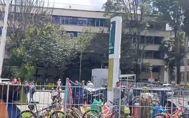 ÚLTIMA HORA: Calle 26 bloqueada por manifestaciones 1 ÚLTIMA HORA: Calle 26 bloqueada por manifestaciones Debido a las manifestaciones se ha generado gran congestión vehicular.