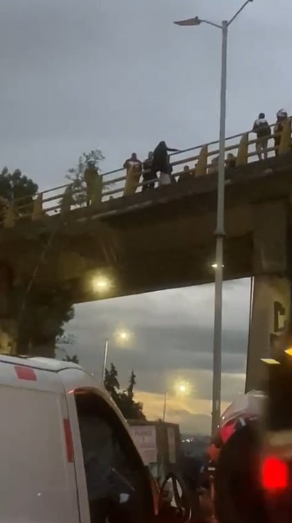 ÚLTIMA HORA: Mujer estaría intentando lanzarse desde un puente en Suba 1 ÚLTIMA HORA: Mujer estaría intentando lanzarse desde un puente en Suba La situación se presenta en el puente de 21 Ángeles, en la localidad de Suba.
