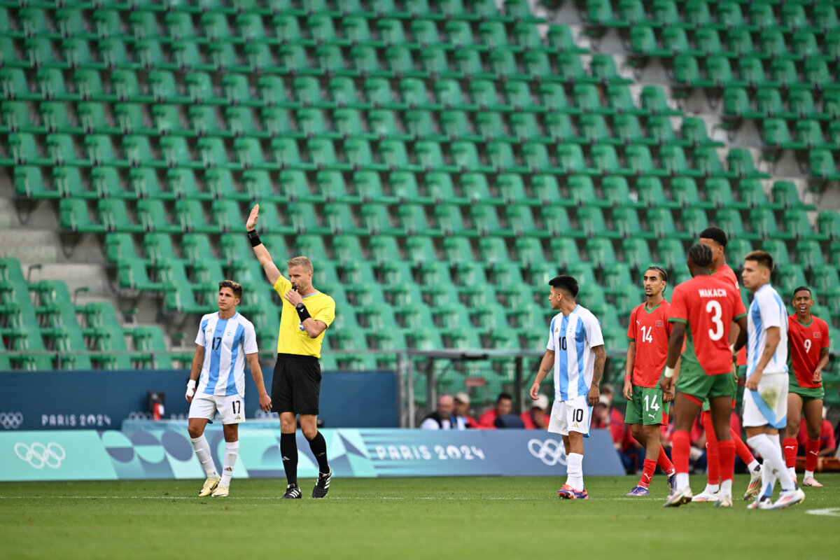 Dos horas después anulan gol de Argentina en partido con Marruecos 1 Dos horas después anulan gol de Argentina en partido con Marruecos El partido entre Argentina y Marruecos, en el arranque del torneo de fútbol masculino de los Juegos Olímpicos de París, terminó con victoria 2-1 de los africanos este miércoles en Saint-Étienne tras un insólito final.