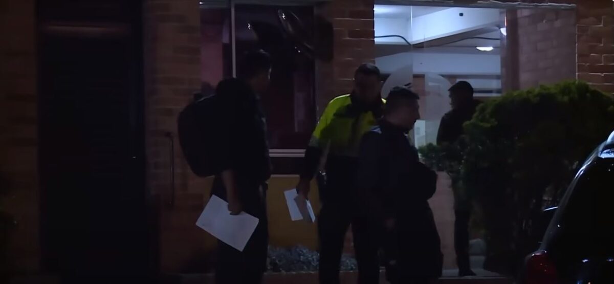Vecina revela lo que escuchó minutos antes de hallar los cuerpos en Suba 1 Vecina revela lo que escuchó minutos antes de hallar los cuerpos en Suba Dentro de una vivienda del barrio San Jorge fueron hallados los cadáveres de un hombre y su hija, quienes fueron apuñalados, al parecer, por un integrante de la misma familia. Esto es lo que se sabe.