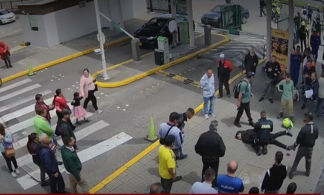 Revelan video de la persecución en la que patrullero Heiner Loaiza pierde la vida 5 Revelan video de la persecución en la que patrullero Heiner Loaiza pierde la vida En la grabación quedó registrado el momento del robo y luego la persecución en la que lamentablemente el patrullero recibe una herida mortal.