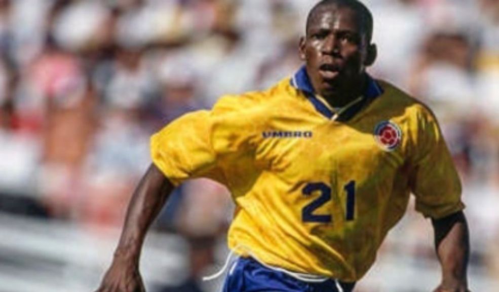 El 'Tino' Asprilla deseó suerte a Colombia con camiseta del 5-0 frente a Argentina ¿Será mucho pedir hoy que Colombia repita el 5-0 con Argentina?