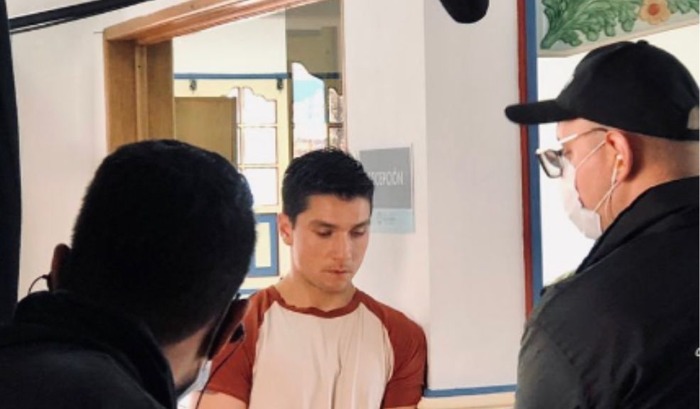 Este es el actor colombiano que reveló haber sido '"mozo" en relación de otros famosos En una reciente entrevista con Diva Rebeca, el personaje creado por Omar Vásquez, el actor Andrés Rojas abrió su corazón y compartió detalles íntimos sobre sus relaciones amorosas. Entre las revelaciones, Rojas contó cómo en una de sus relaciones terminó siendo el "mozo" en una historia que involucraba a dos famosos.