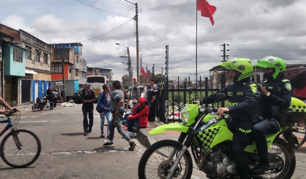 Detalles del crimen en San Bernardo Un hombre de aproximadamente 20 años perdió la vida en la noche del martes en plena vía pública del barrio San Bernardo, en la localidad de Santa Fe, sin que ningún testigo se percatara del certero disparo que le propinaron. La víctima permaneció tendida sobre la vía por al menos una hora.
