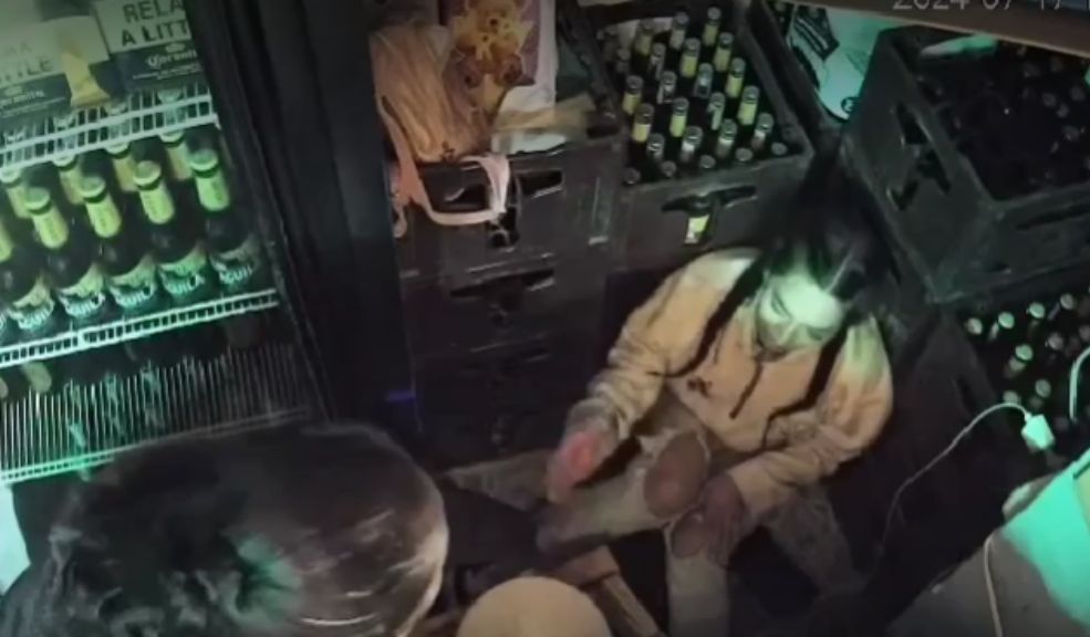 Revelan video del momento en el que sujeto ataca despiadadamente a una pareja en un bar de Ciudad Bolívar 7 Revelan video del momento en el que sujeto ataca despiadadamente a una pareja en un bar de Ciudad Bolívar La pareja fue atacada cuando se encontraba en un bar del sector de La Playa, en Ciudad Bolívar. El hombre murió, mientras que la mujer resultó herida.