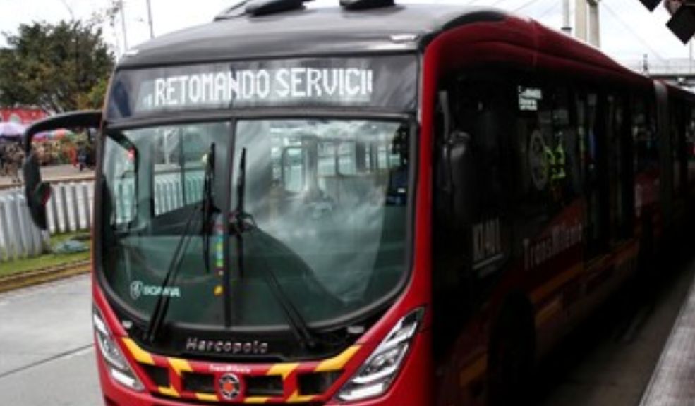 Las siguientes rutas de TransMilenio se encuentran afectadas por manifestaciones 7 Las siguientes rutas de TransMilenio se encuentran afectadas por manifestaciones Por manifestaciones que se están presentando, TransMilenio informó que varias de sus rutas han tenido que modificar sus recorridos. La empresa anunció que los desvíos están afectando tanto a rutas zonales como alimentadoras, causando inconvenientes a los usuarios que se desplazan diariamente por Bogotá.