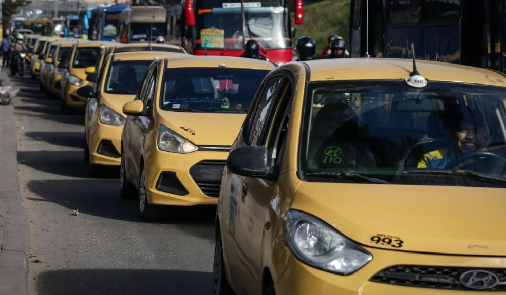 Alcalde de Bogotá advierte a taxistas, pero el paro sigue 2 Alcalde de Bogotá advierte a taxistas, pero el paro sigue El alcalde de Bogotá, Carlos Fernando Galán, ordenó a las autoridades levantar los bloqueos en la ciudad establecidos por grupos de taxistas que se lanzaron este martes en una nueva jornada de protesta en la que reclaman el fin o al menos un modelo de regulación para el transporte mediante plataformas, además de protestar por el alto valor de los combustibles.