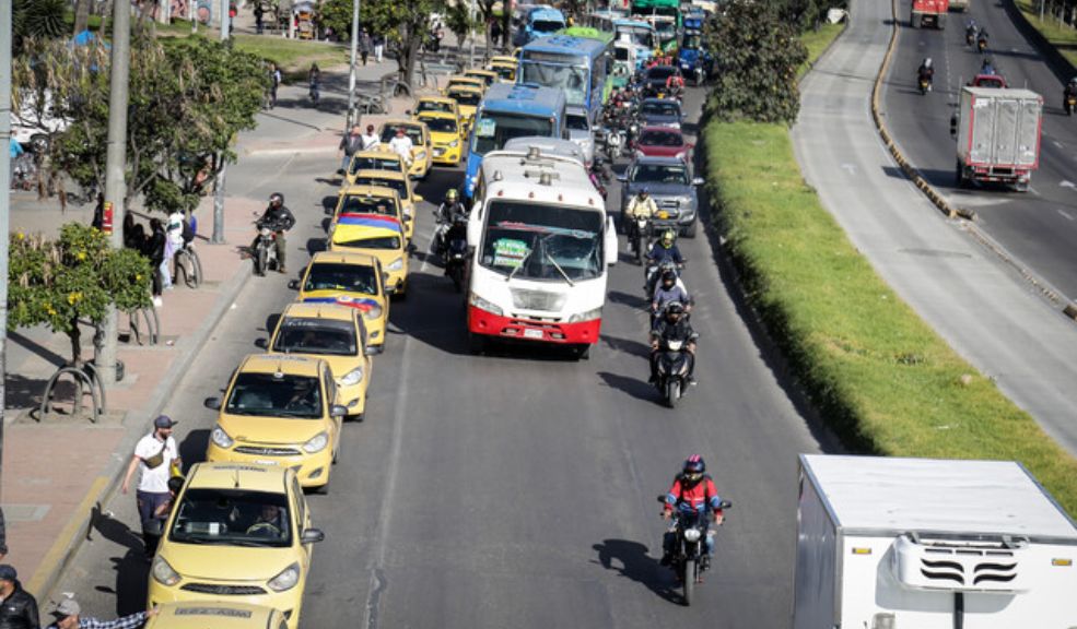 Taxistas levantan paro y se reunirán con Galán 'Los amarillitos' se reunirán mañana con el alcalde de Bogotá, Carlos Fernando Galán.