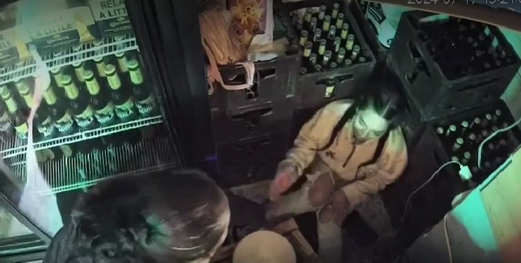 Revelan video del momento en el que sujeto ataca despiadadamente a una pareja en un bar de Ciudad Bolívar 2 Revelan video del momento en el que sujeto ataca despiadadamente a una pareja en un bar de Ciudad Bolívar La pareja fue atacada cuando se encontraba en un bar del sector de La Playa, en Ciudad Bolívar. El hombre murió, mientras que la mujer resultó herida.