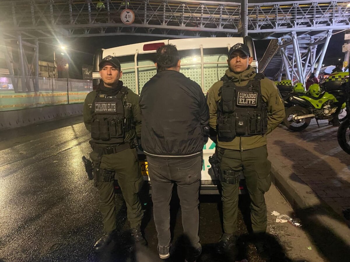 Galán lideró megatoma en Kennedy La noche de este viernes, el alcalde Carlos Fernando Galán encabezó una megatoma en la Avenida Primero de Mayo con Avenida Boyacá, en el sector de Cuadra Alegre, localidad de Kennedy.