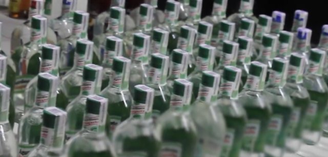 Encuentran caleta de trago adulterado que iba a ser distribuido en la final de la Copa América 1 Encuentran caleta de trago adulterado que iba a ser distribuido en la final de la Copa América En un operativo en el sector de Bosa Piamonte, al sur de Bogotá, las autoridades hallaron 85 botellas de licor adulterado, un arma de fuego tipo revólver y una pistola traumática escondidas en un bar.
